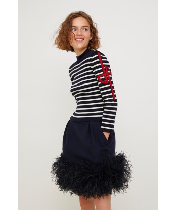 Feather-embellished pleated skirt s'inspire de l'anatomie humaine