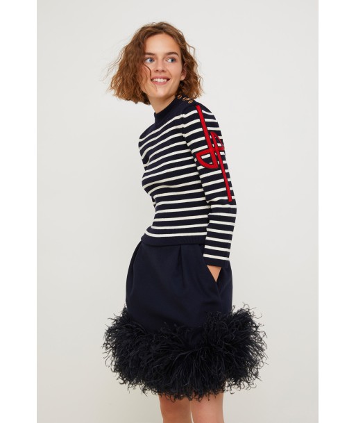 Feather-embellished pleated skirt s'inspire de l'anatomie humaine