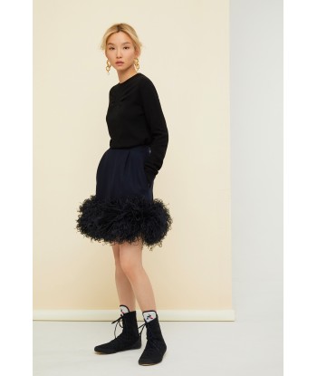 Feather-embellished pleated skirt s'inspire de l'anatomie humaine