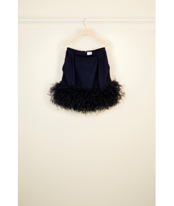 Feather-embellished pleated skirt s'inspire de l'anatomie humaine