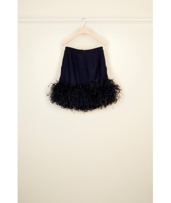 Feather-embellished pleated skirt s'inspire de l'anatomie humaine