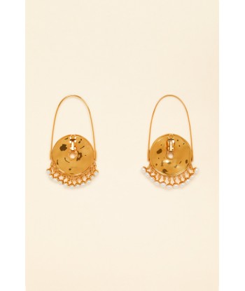 Circular brass and pearl earrings s'inspire de l'anatomie humaine